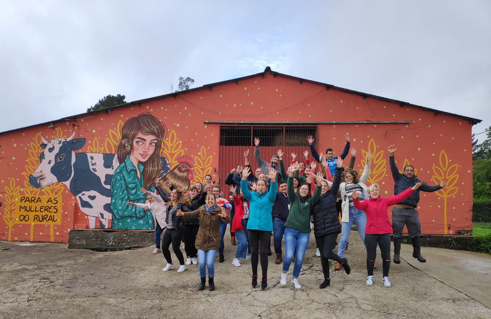 Equipo de Casa Grande de Xanceda con mural Muller do rural